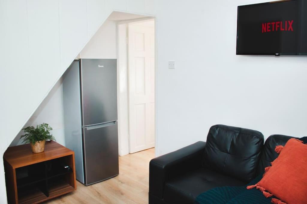 New Blissful 3 Bedroom Bright House Near Centre. Liverpool