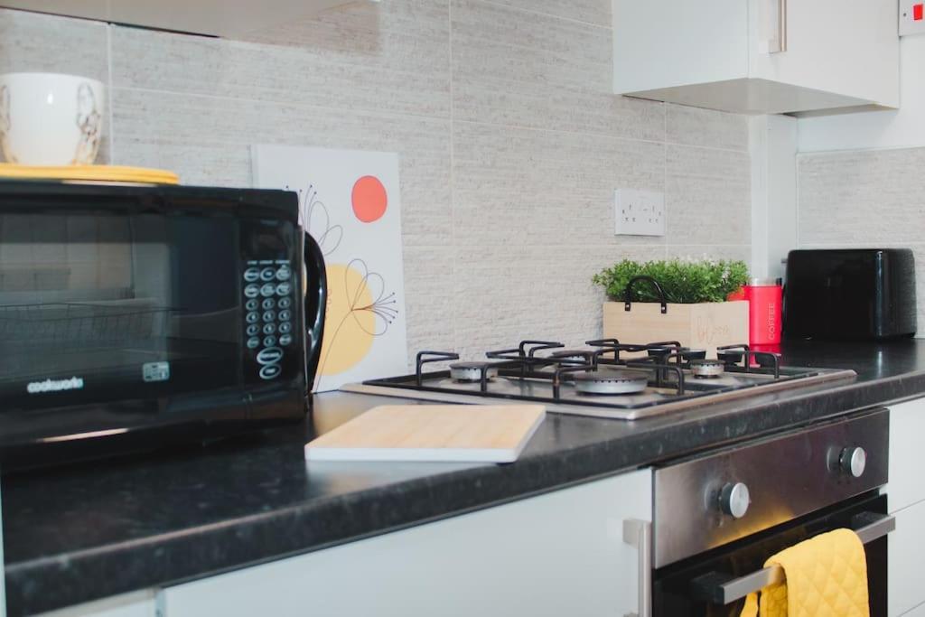 New Blissful 3 Bedroom Bright House Near Centre. Holiday home *