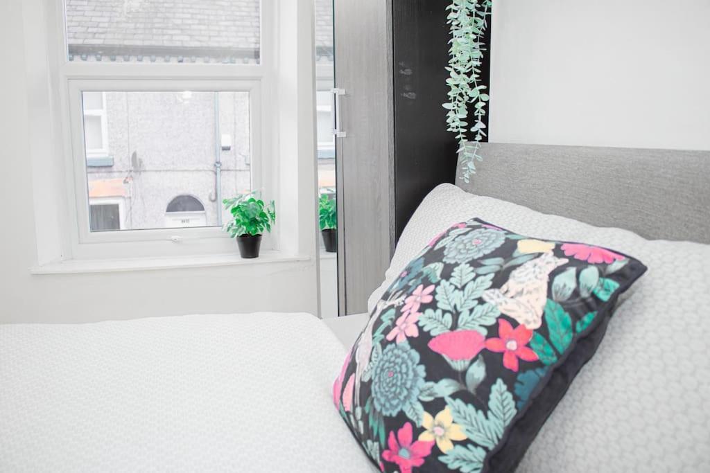 New Blissful 3 Bedroom Bright House Near Centre. Holiday home Liverpool