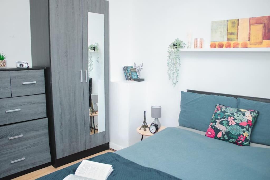 New Blissful 3 Bedroom Bright House Near Centre. Holiday home Liverpool