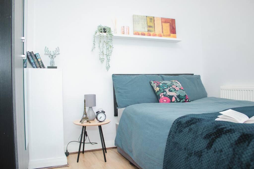 Holiday home New Blissful 3 Bedroom Bright House Near Centre.