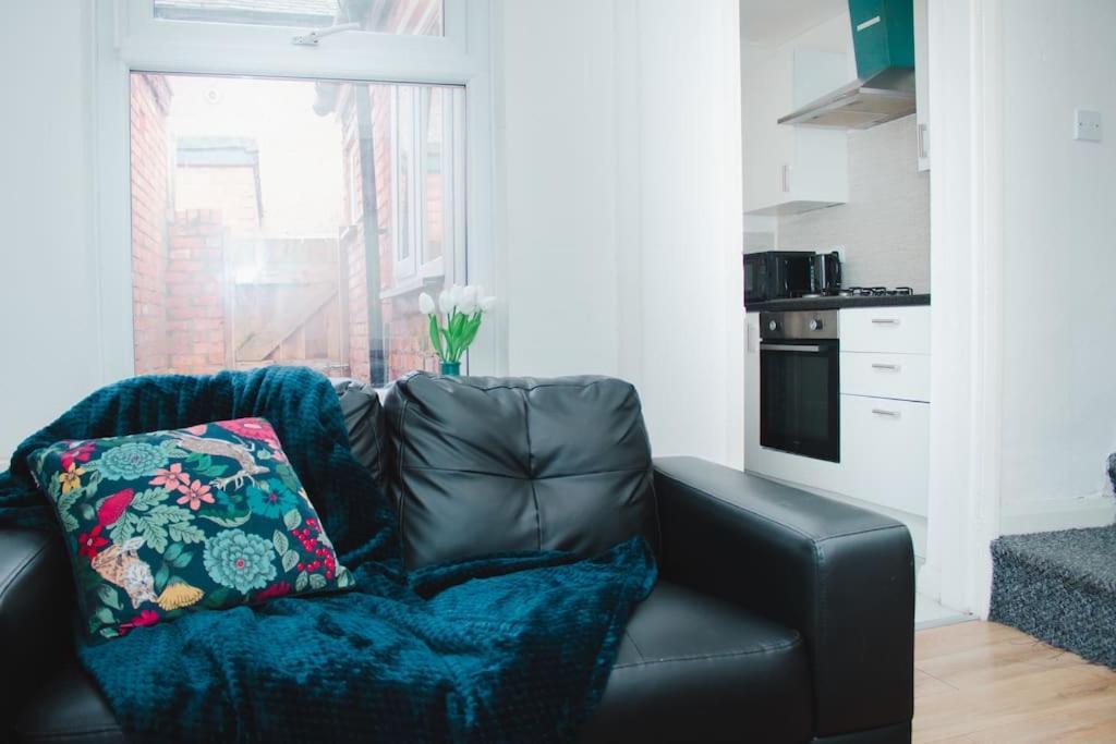 New Blissful 3 Bedroom Bright House Near Centre. *