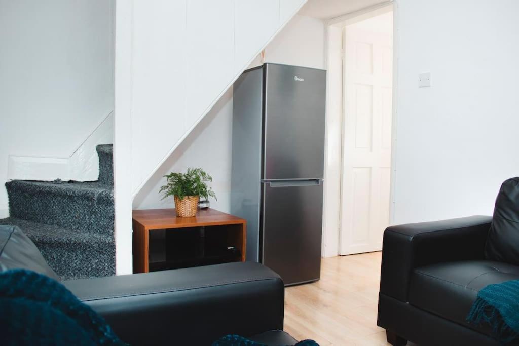 Holiday home New Blissful 3 Bedroom Bright House Near Centre. Liverpool