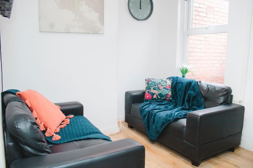 New Blissful 3 Bedroom Bright House Near Centre. Holiday home