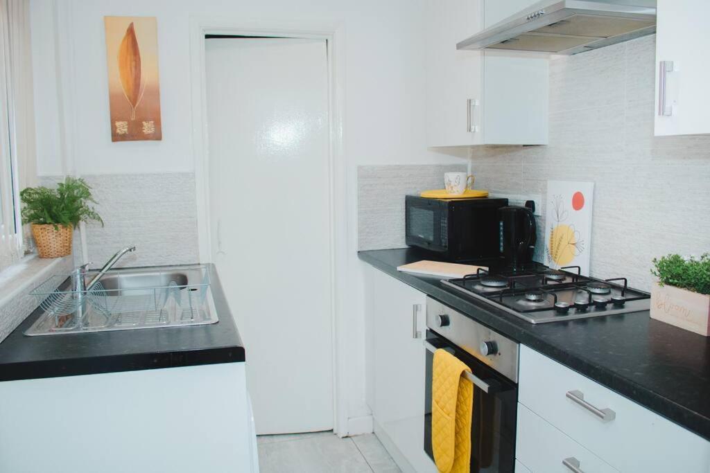 Holiday home New Blissful 3 Bedroom Bright House Near Centre.