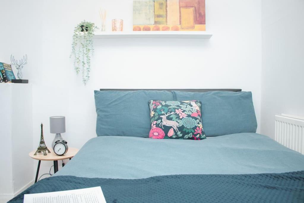 New Blissful 3 Bedroom Bright House Near Centre. Liverpool