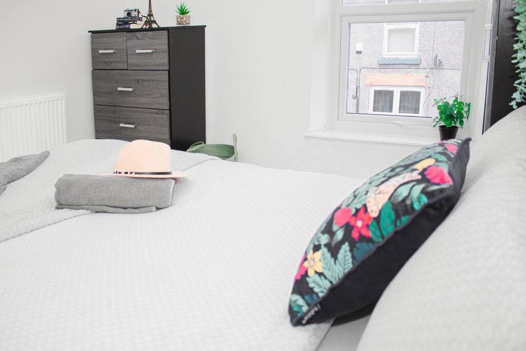 Holiday home New Blissful 3 Bedroom Bright House Near Centre. Liverpool