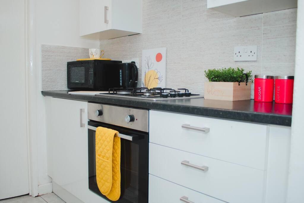 New Blissful 3 Bedroom Bright House Near Centre. * Liverpool