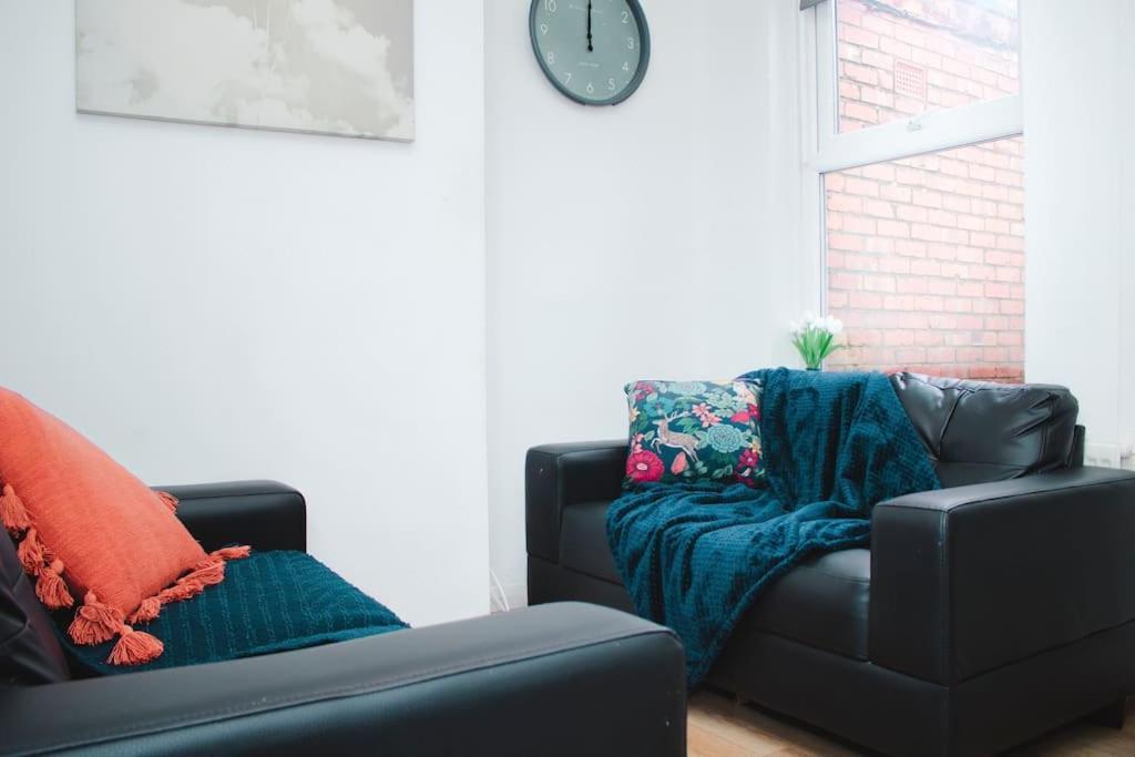 New Blissful 3 Bedroom Bright House Near Centre. *